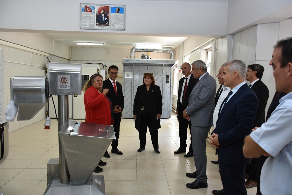 MEB Meslekî ve Teknik Eğitim Genel Müdürü Nazan Şener, Karaman’da Okulları Ziyaret Etti