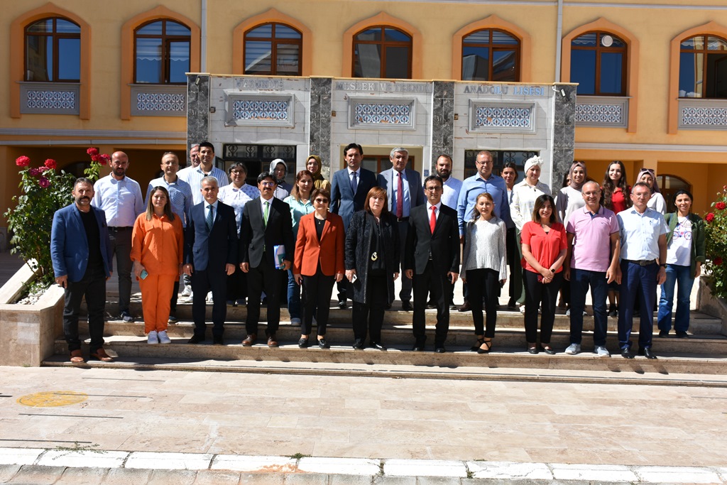 MEB Meslekî ve Teknik Eğitim Genel Müdürü Nazan Şener, Karaman’da Okulları Ziyaret Etti