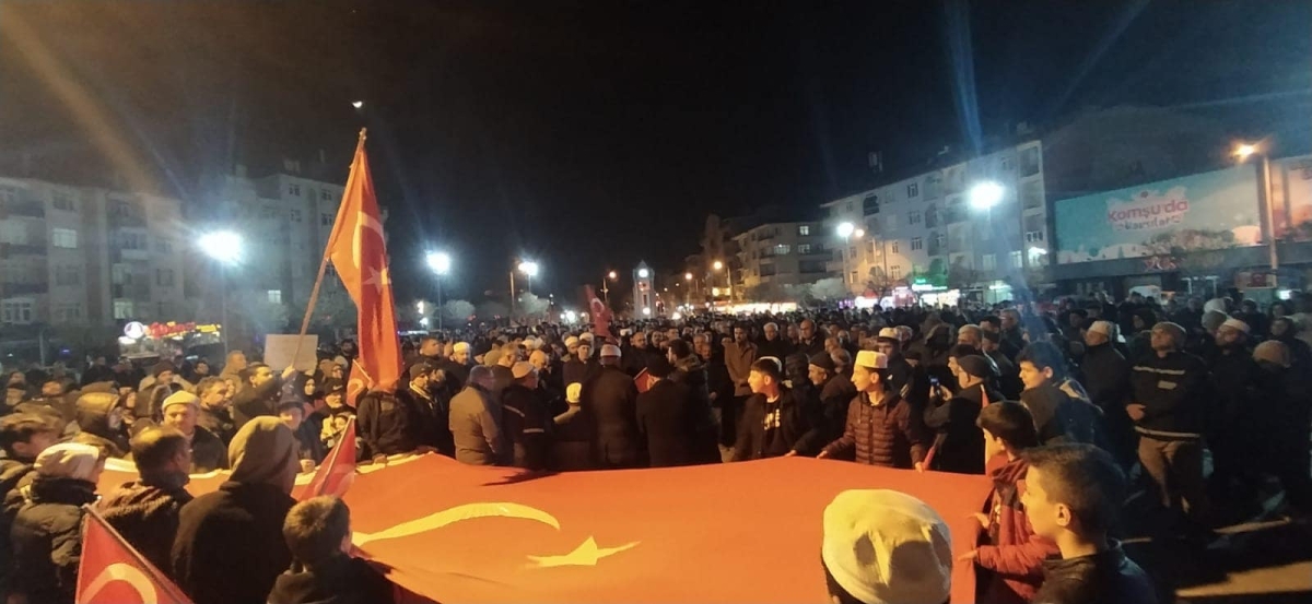 İsveç'te Kur'an-ı Kerim'in yakılması Karaman'da protesto edildi