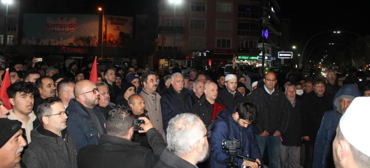 İsveç'te Kur'an-ı Kerim'in yakılması Karaman'da protesto edildi