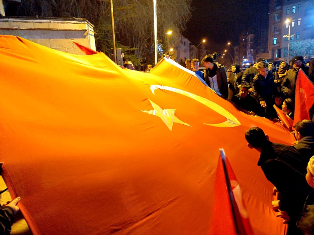 İsveç'te Kur'an-ı Kerim'in yakılması Karaman'da protesto edildi