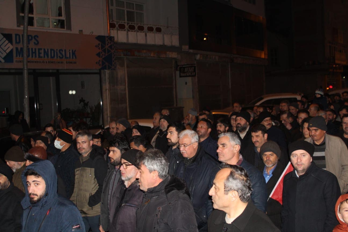 İsveç'te Kur'an-ı Kerim'in yakılması Karaman'da protesto edildi