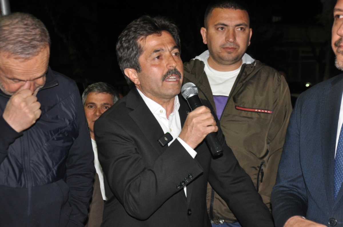 Karaman’da AK Parti seçim bürosu açıldı.