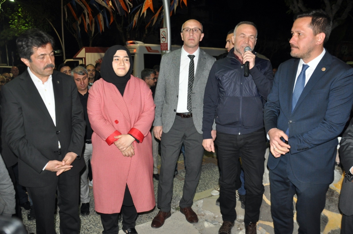 Karaman’da AK Parti seçim bürosu açıldı.