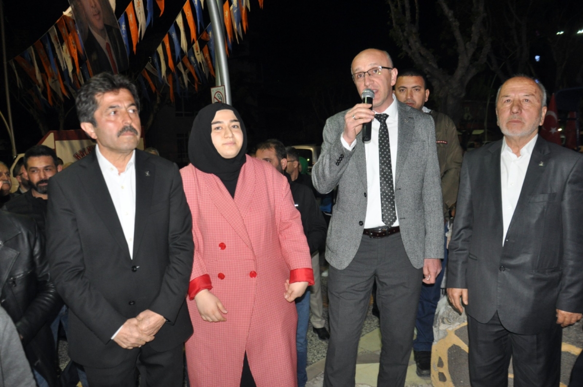 Karaman’da AK Parti seçim bürosu açıldı.