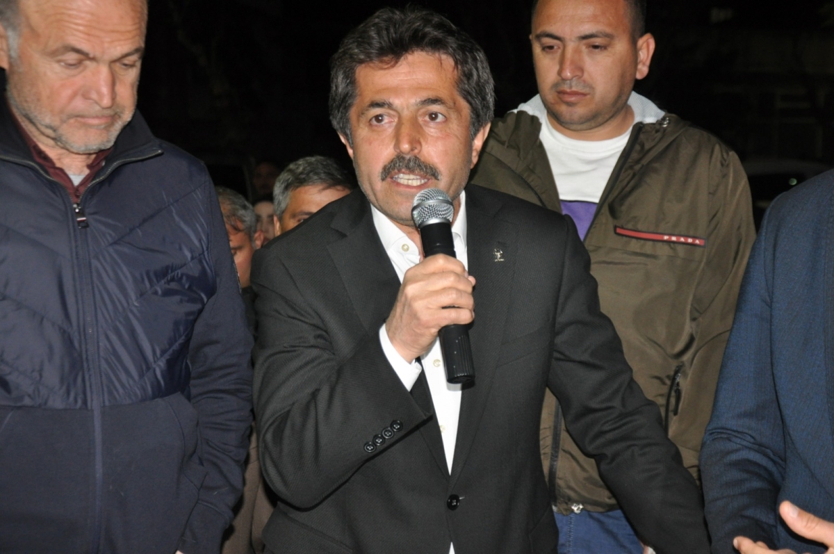 Karaman’da AK Parti seçim bürosu açıldı.