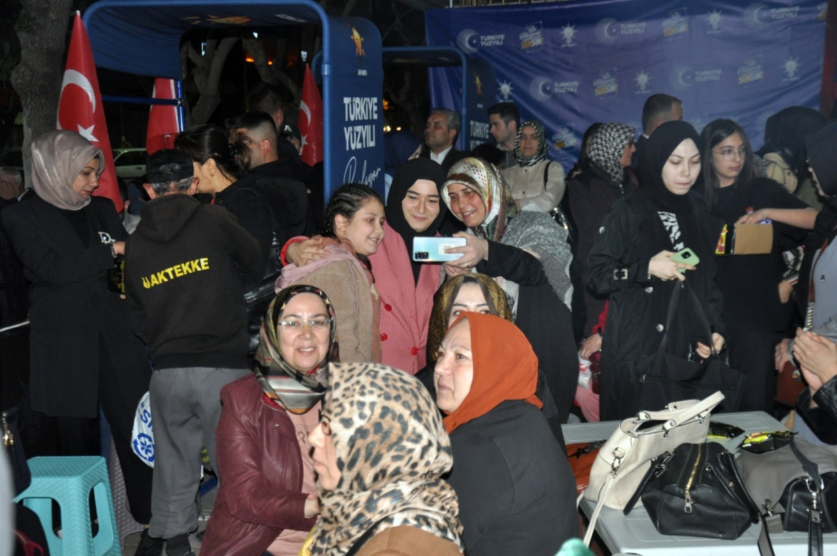 Karaman’da AK Parti seçim bürosu açıldı.