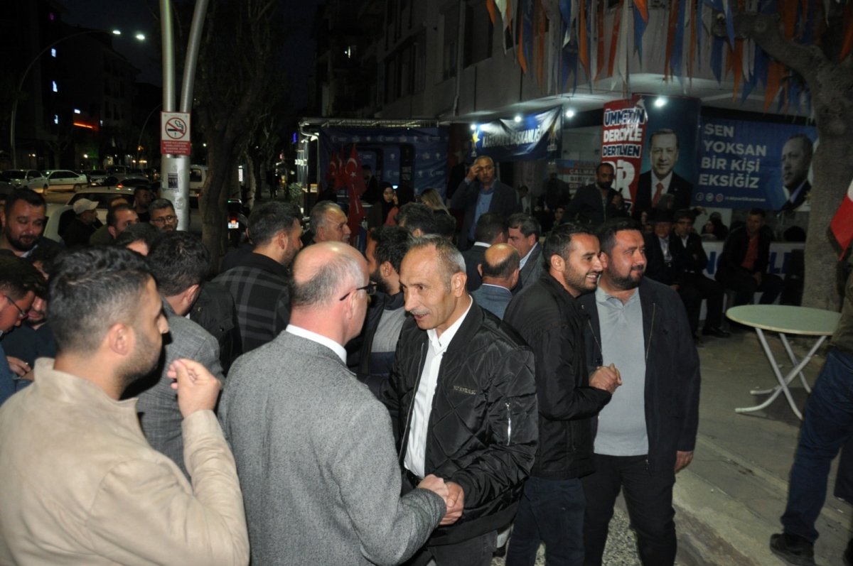 Karaman’da AK Parti seçim bürosu açıldı.