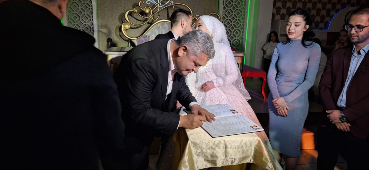 Atilla Zorlu hastalara moral ziyareti, nikâhlara şahitlik yaptı