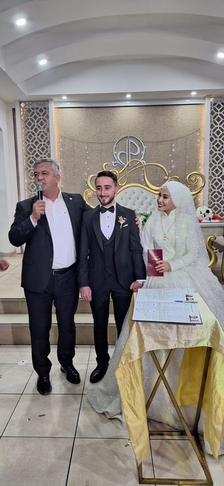 Atilla Zorlu hastalara moral ziyareti, nikâhlara şahitlik yaptı