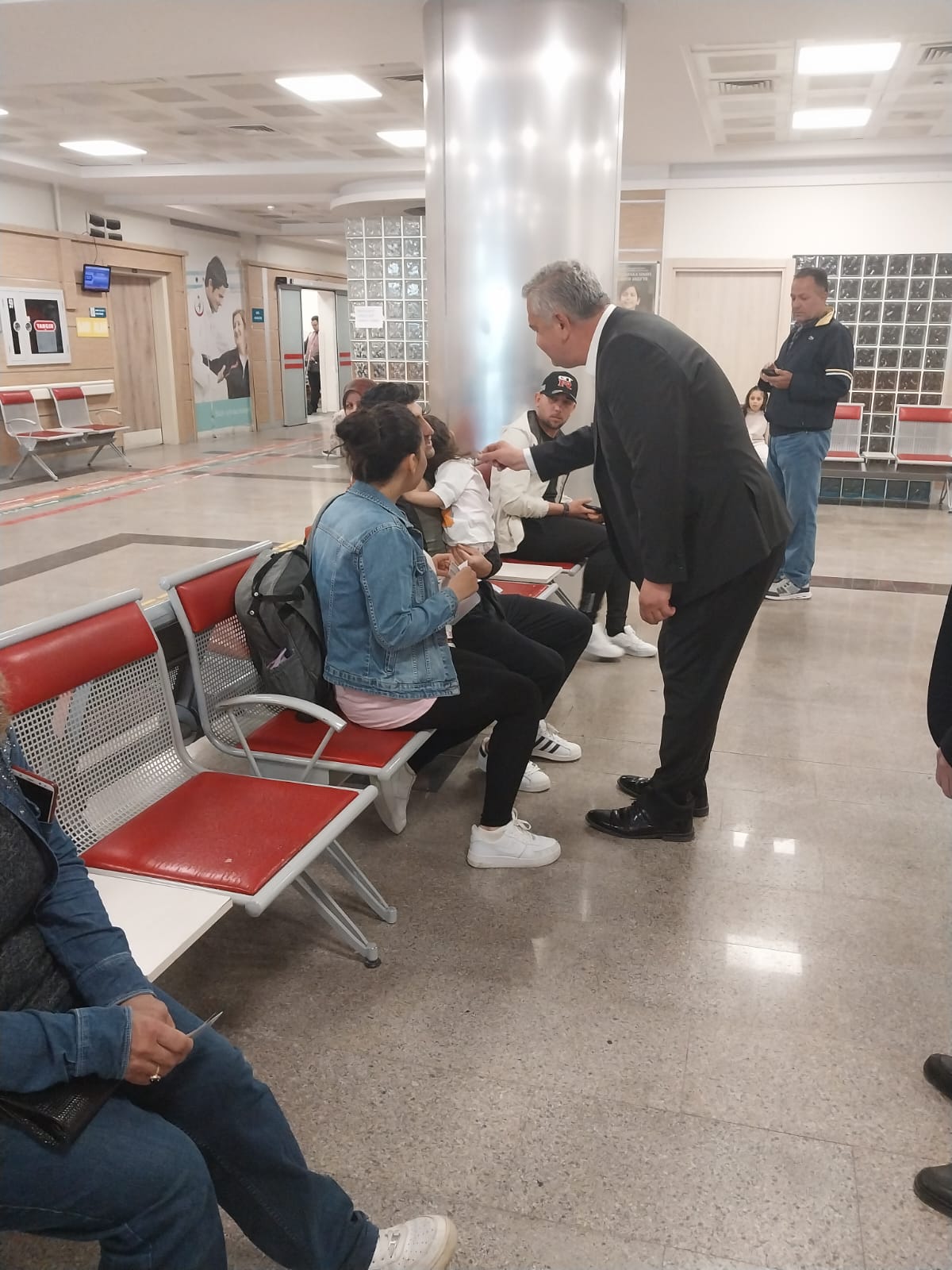 Atilla Zorlu hastalara moral ziyareti, nikâhlara şahitlik yaptı