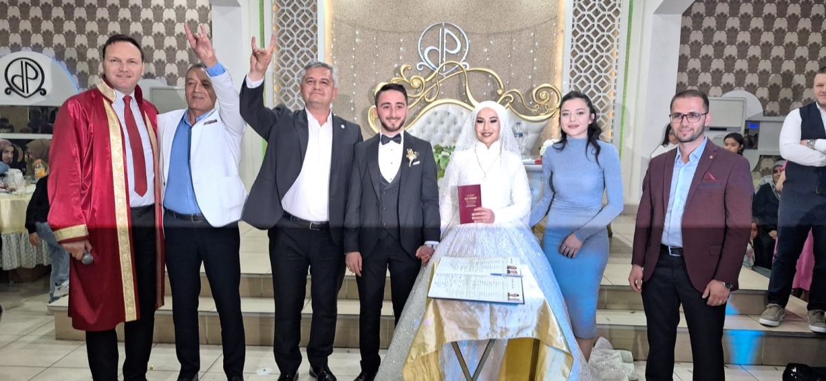 Atilla Zorlu hastalara moral ziyareti, nikâhlara şahitlik yaptı