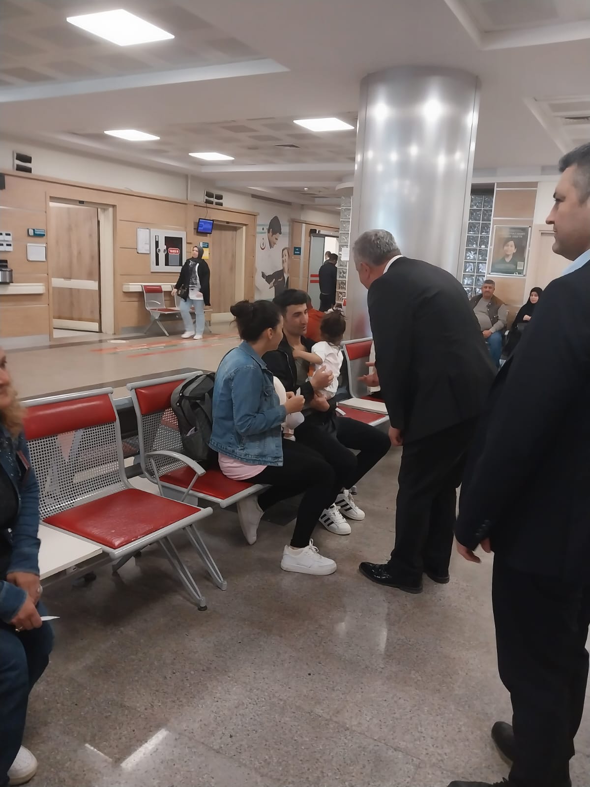 Atilla Zorlu hastalara moral ziyareti, nikâhlara şahitlik yaptı