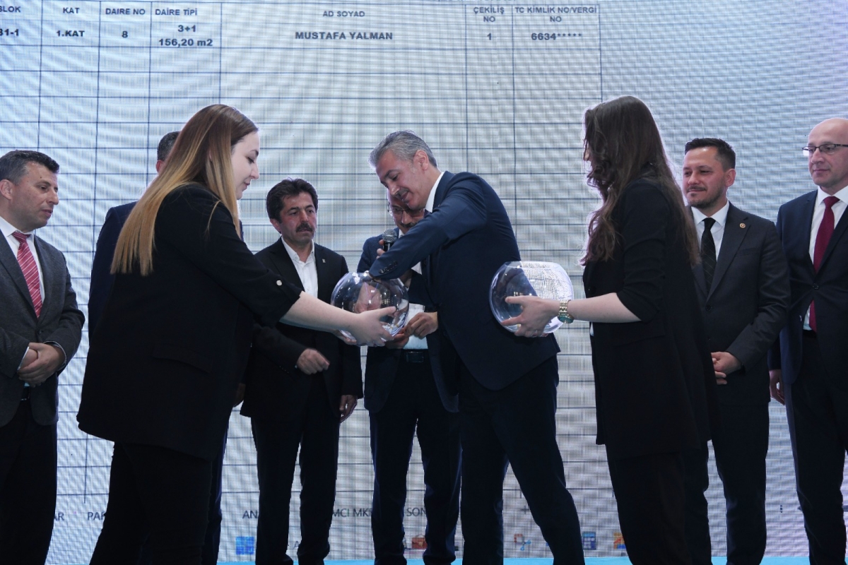Lütfi Elvan Karaman’da Afet Konutları Kura Çekimine Katıldı
