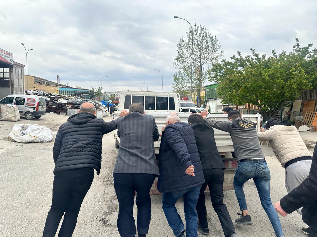 AK Parti Karaman Milletvekili adayı Osman Sağlam çalışmayan aracı ittirdi