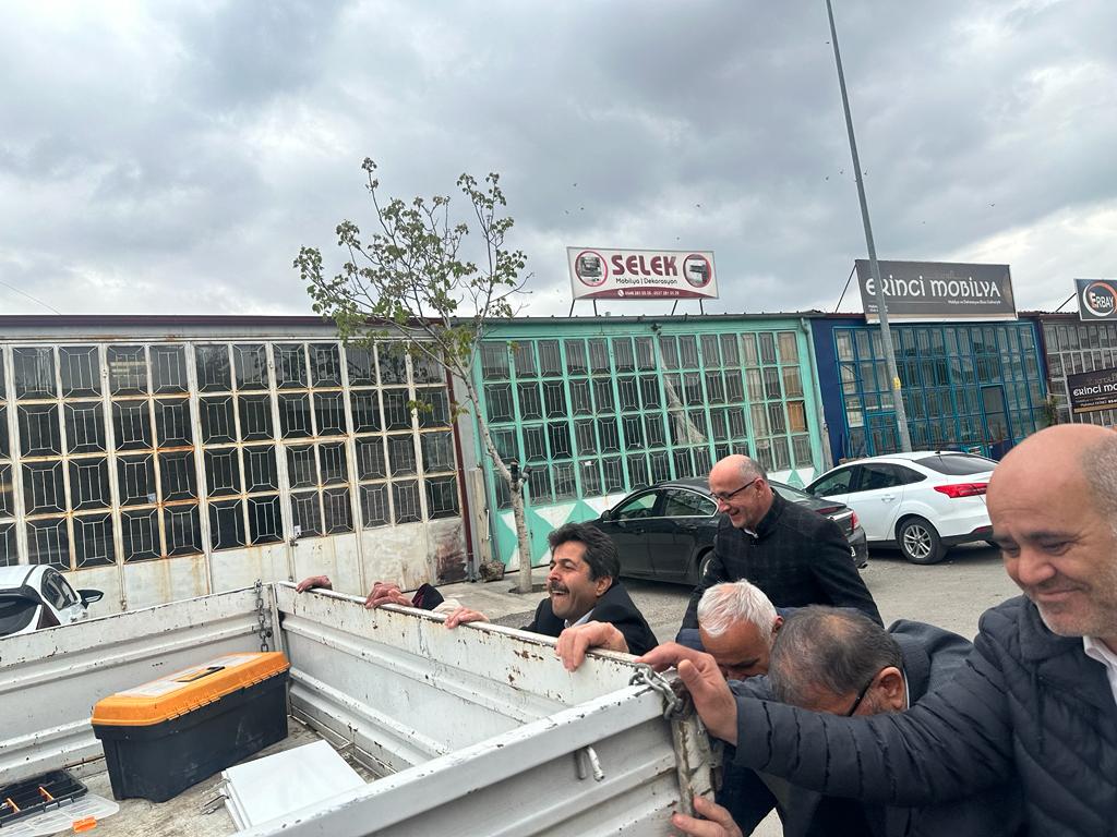 AK Parti Karaman Milletvekili adayı Osman Sağlam çalışmayan aracı ittirdi