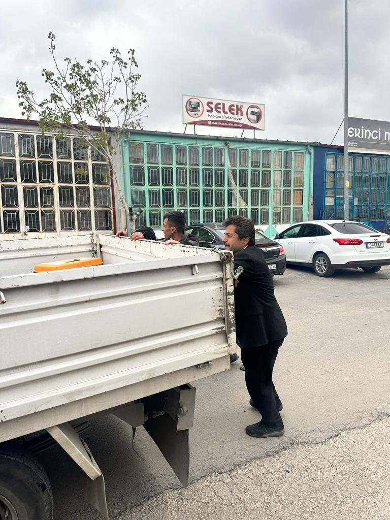AK Parti Karaman Milletvekili adayı Osman Sağlam çalışmayan aracı ittirdi