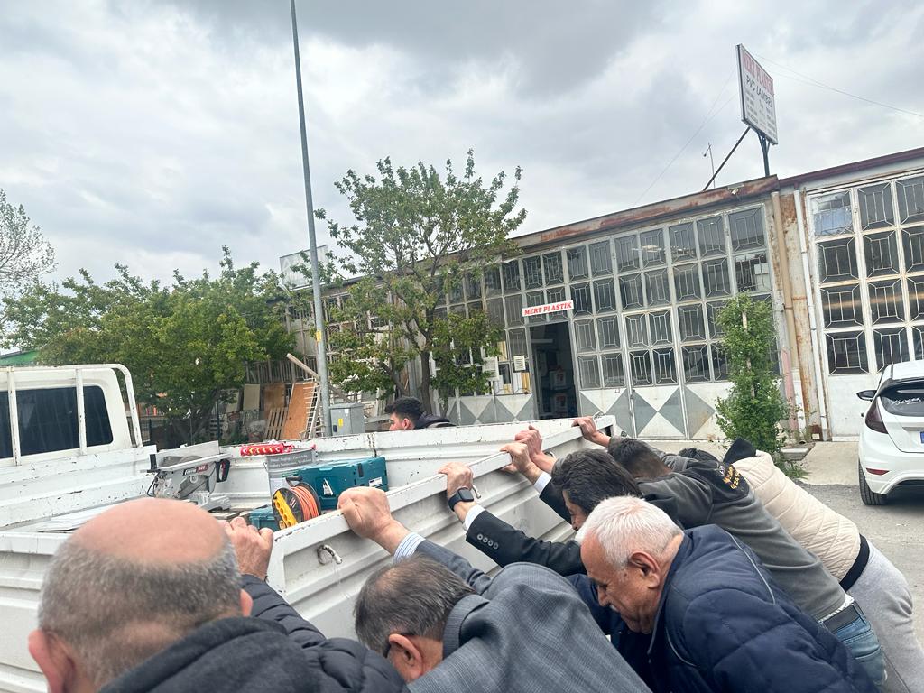 AK Parti Karaman Milletvekili adayı Osman Sağlam çalışmayan aracı ittirdi