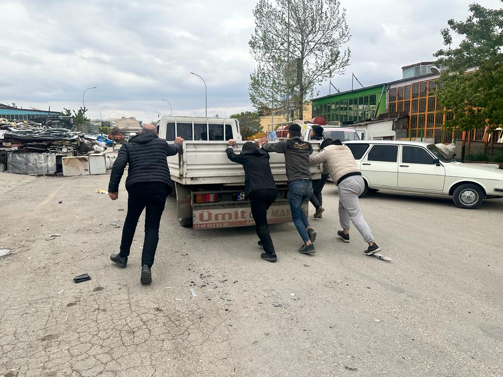 AK Parti Karaman Milletvekili adayı Osman Sağlam çalışmayan aracı ittirdi