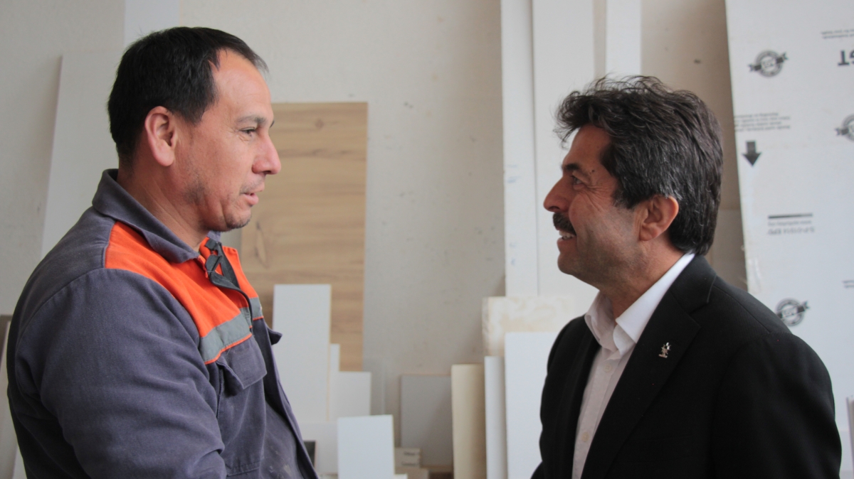 AK Parti Karaman Milletvekili adayı Osman Sağlam çalışmayan aracı ittirdi