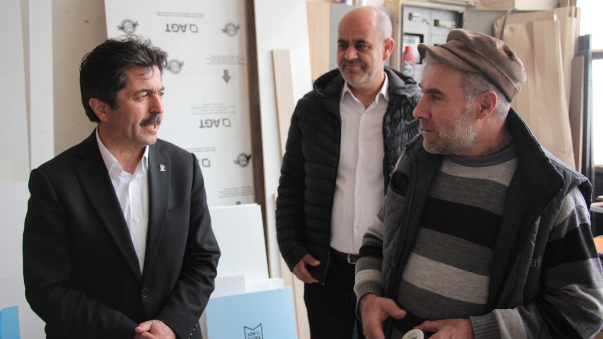 AK Parti Karaman Milletvekili adayı Osman Sağlam çalışmayan aracı ittirdi