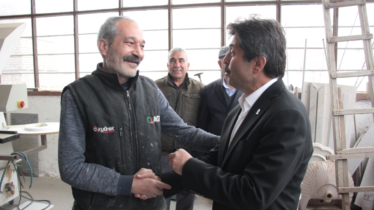 AK Parti Karaman Milletvekili adayı Osman Sağlam çalışmayan aracı ittirdi