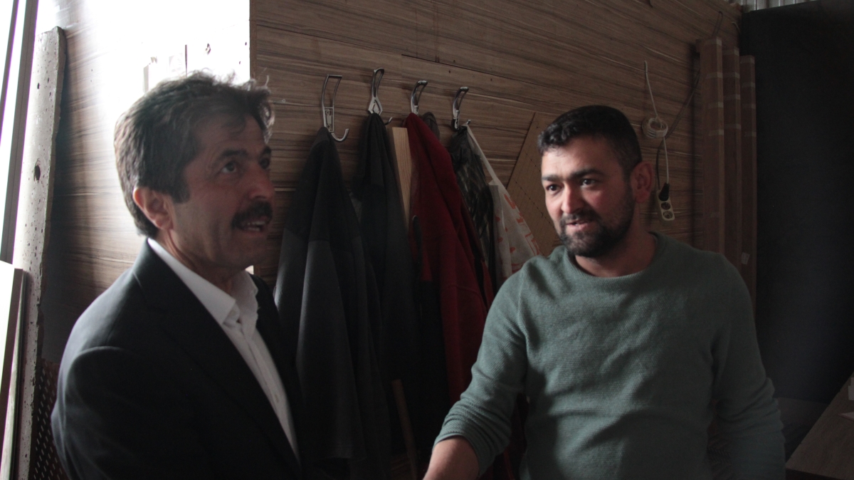 AK Parti Karaman Milletvekili adayı Osman Sağlam çalışmayan aracı ittirdi