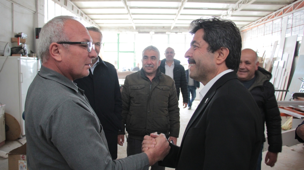 AK Parti Karaman Milletvekili adayı Osman Sağlam çalışmayan aracı ittirdi