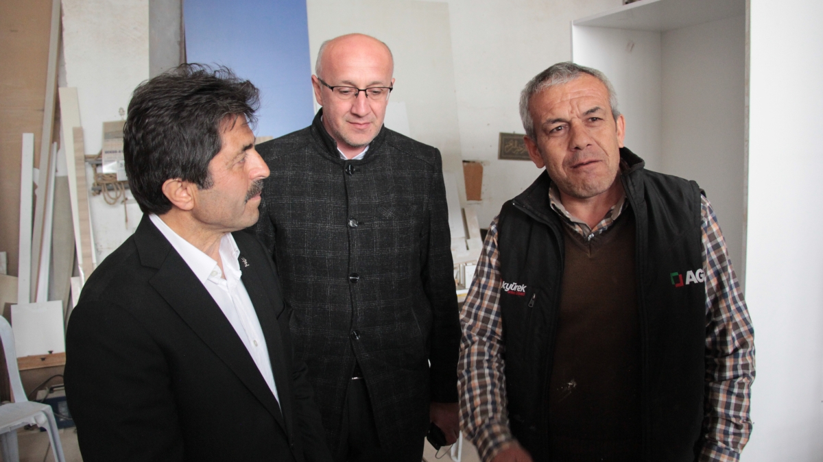 AK Parti Karaman Milletvekili adayı Osman Sağlam çalışmayan aracı ittirdi