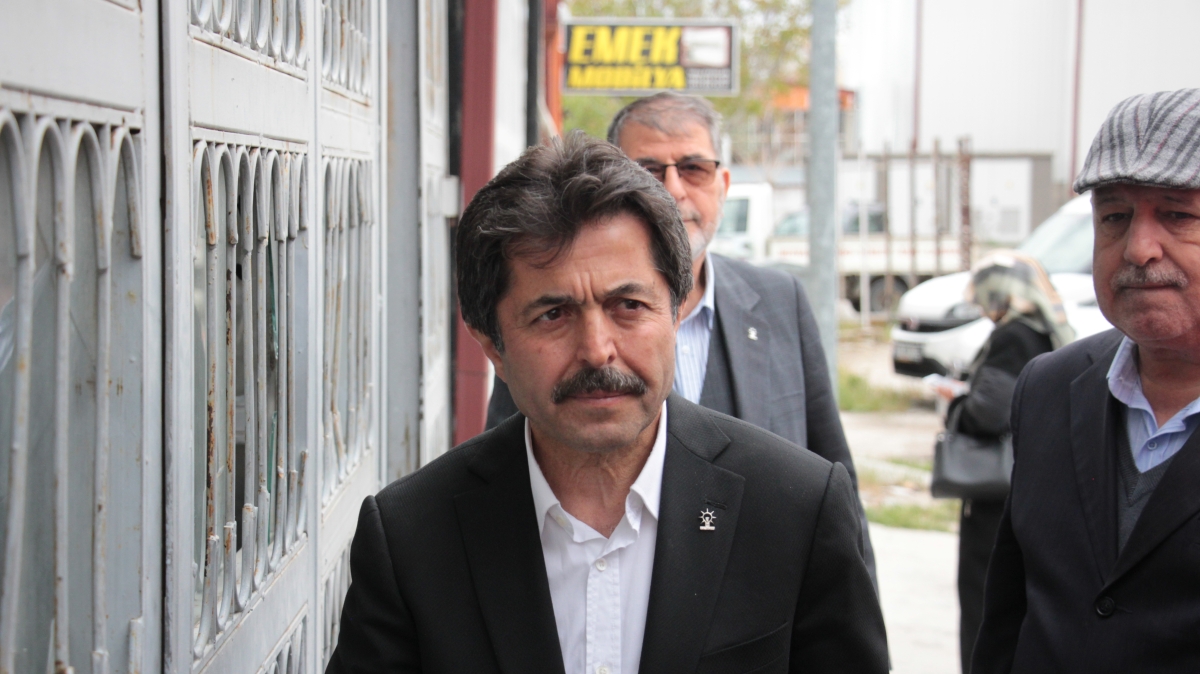 AK Parti Karaman Milletvekili adayı Osman Sağlam çalışmayan aracı ittirdi