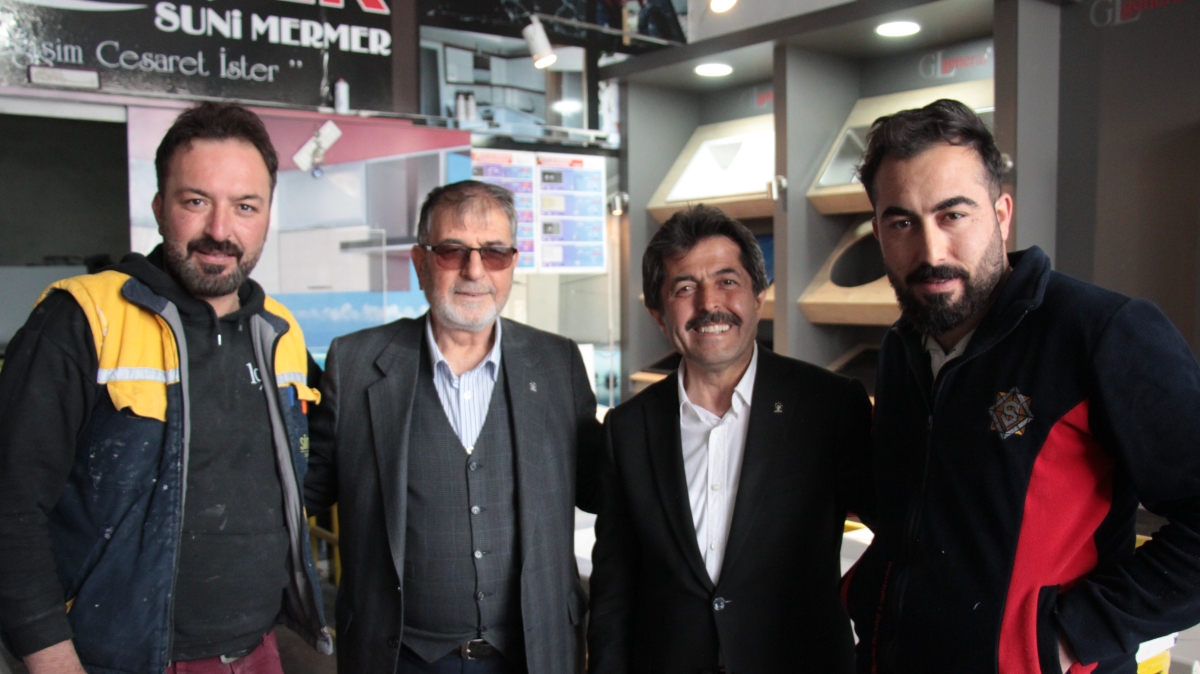 AK Parti Karaman Milletvekili adayı Osman Sağlam çalışmayan aracı ittirdi