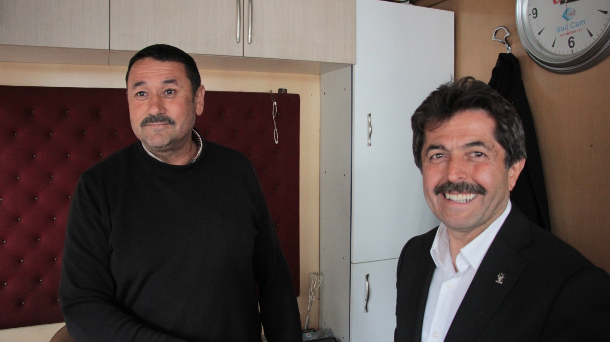 AK Parti Karaman Milletvekili adayı Osman Sağlam çalışmayan aracı ittirdi