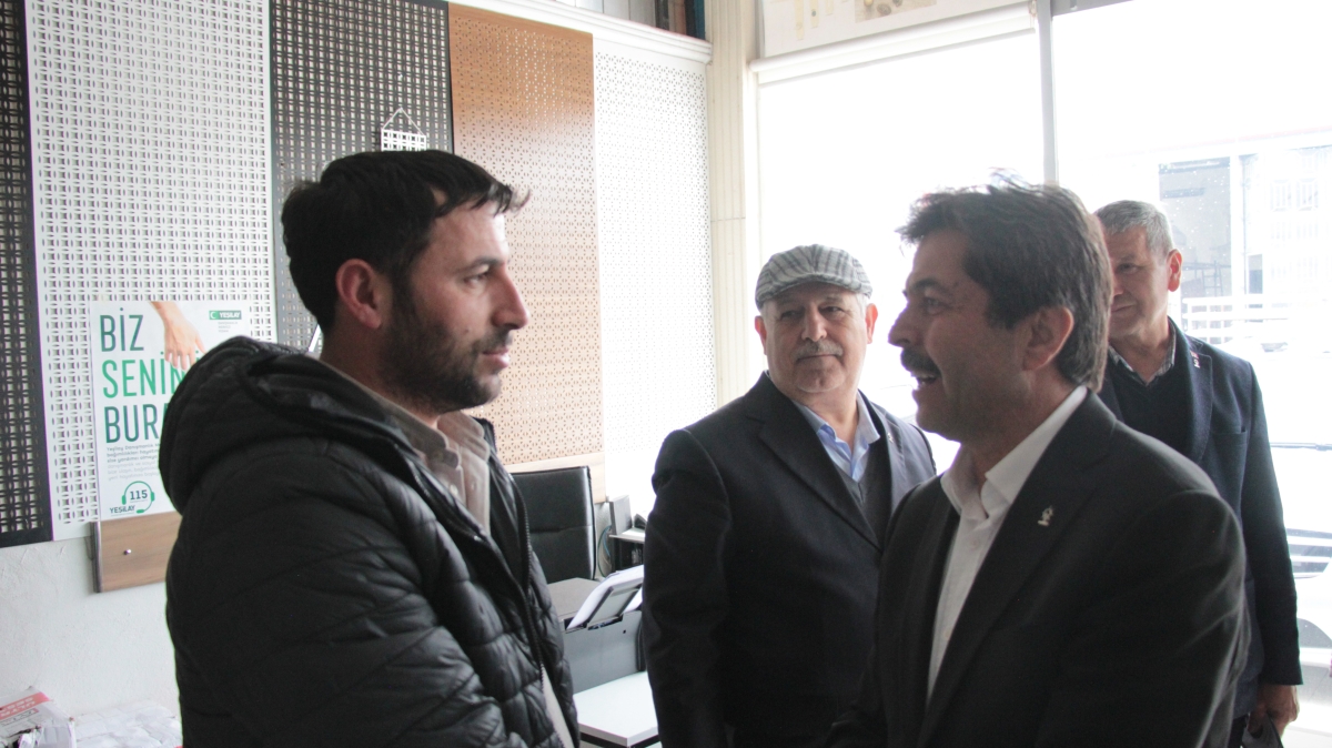 AK Parti Karaman Milletvekili adayı Osman Sağlam çalışmayan aracı ittirdi