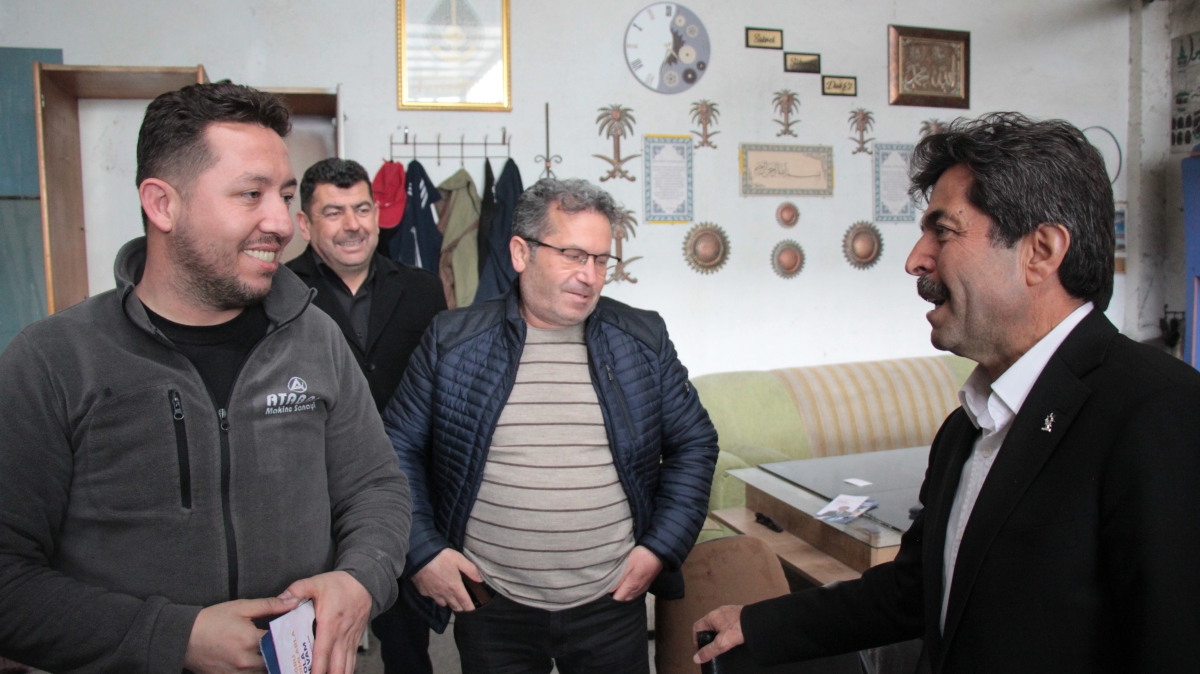 AK Parti Karaman Milletvekili adayı Osman Sağlam çalışmayan aracı ittirdi