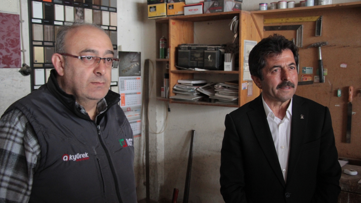 AK Parti Karaman Milletvekili adayı Osman Sağlam çalışmayan aracı ittirdi