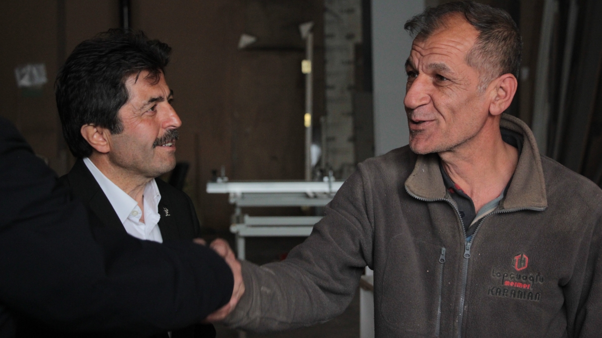 AK Parti Karaman Milletvekili adayı Osman Sağlam çalışmayan aracı ittirdi