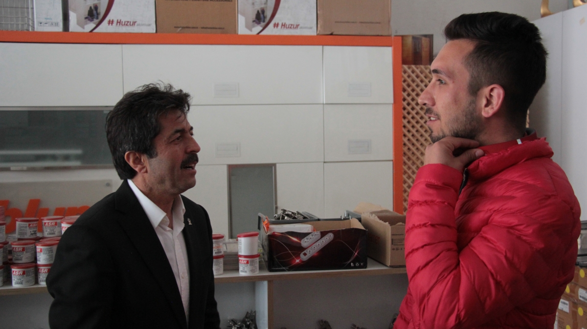 AK Parti Karaman Milletvekili adayı Osman Sağlam çalışmayan aracı ittirdi