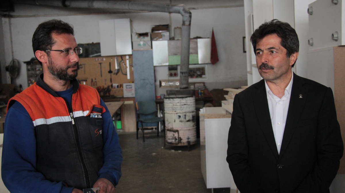 AK Parti Karaman Milletvekili adayı Osman Sağlam çalışmayan aracı ittirdi