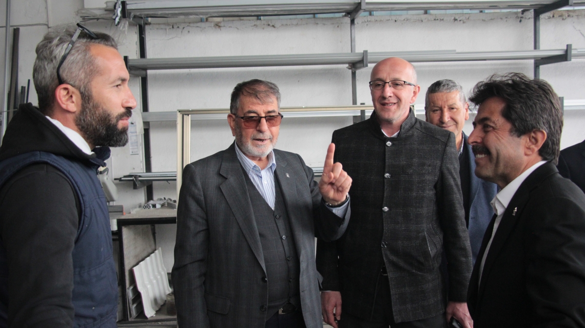 AK Parti Karaman Milletvekili adayı Osman Sağlam çalışmayan aracı ittirdi