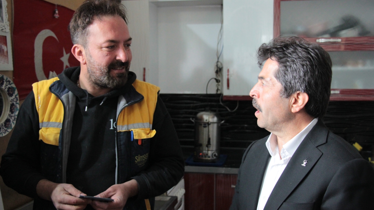 AK Parti Karaman Milletvekili adayı Osman Sağlam çalışmayan aracı ittirdi