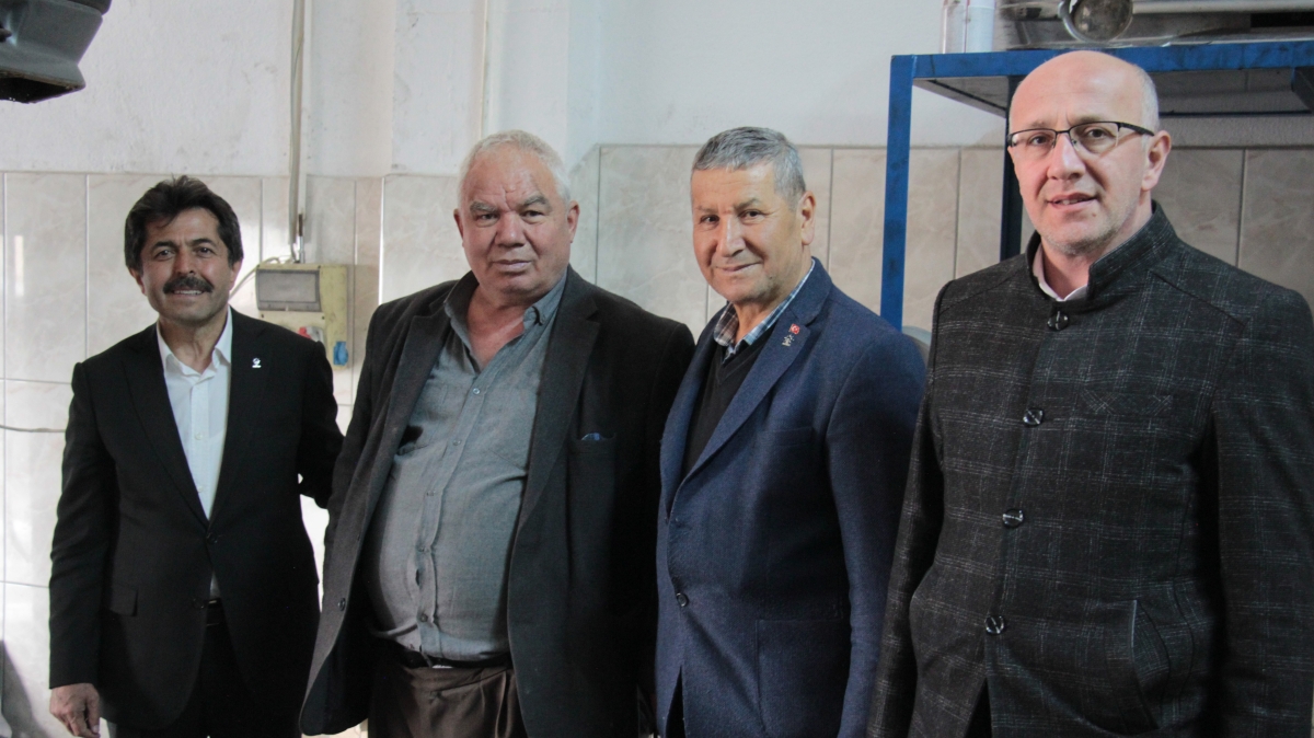 AK Parti Karaman Milletvekili adayı Osman Sağlam çalışmayan aracı ittirdi