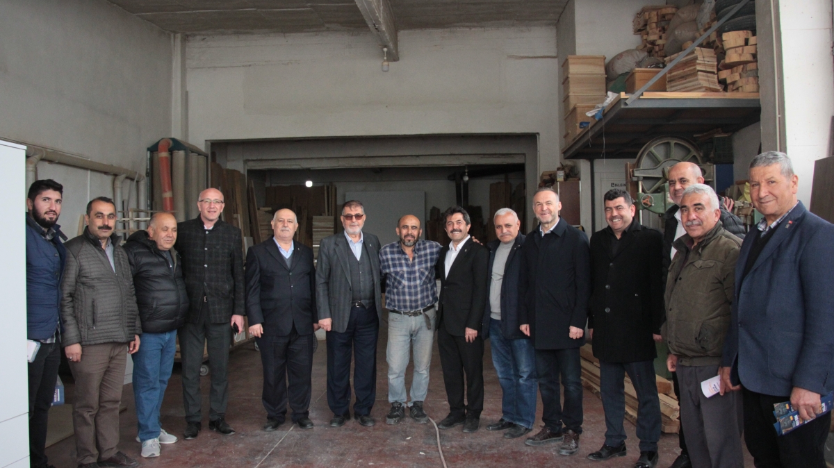 AK Parti Karaman Milletvekili adayı Osman Sağlam çalışmayan aracı ittirdi