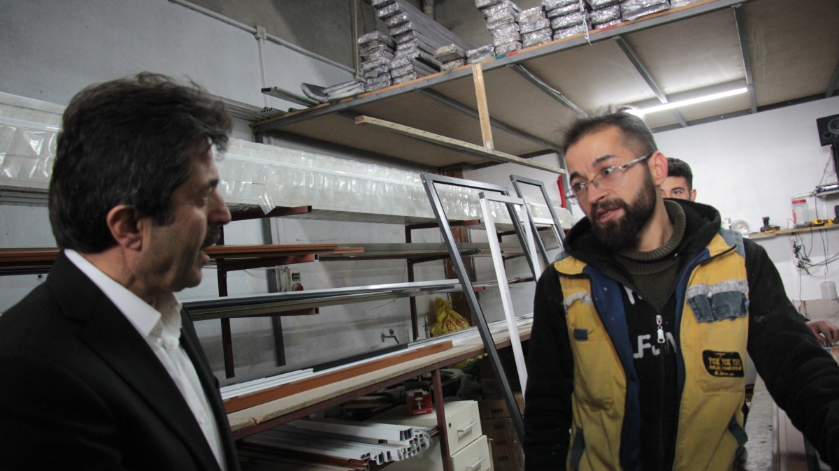 AK Parti Karaman Milletvekili adayı Osman Sağlam çalışmayan aracı ittirdi