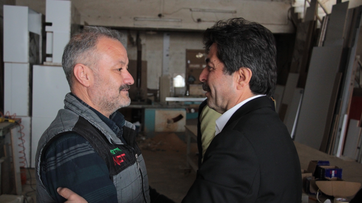 AK Parti Karaman Milletvekili adayı Osman Sağlam çalışmayan aracı ittirdi