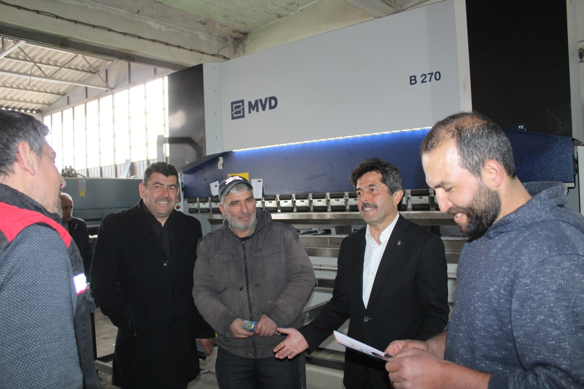 AK Parti Karaman Milletvekili adayı Osman Sağlam çalışmayan aracı ittirdi
