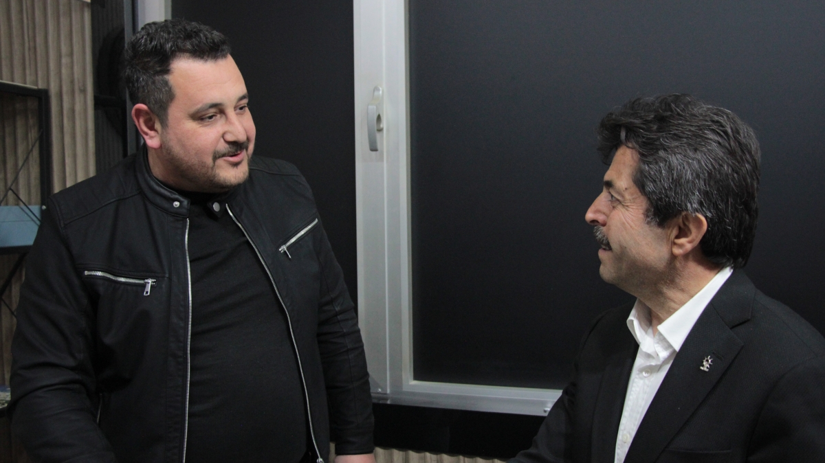 AK Parti Karaman Milletvekili adayı Osman Sağlam çalışmayan aracı ittirdi