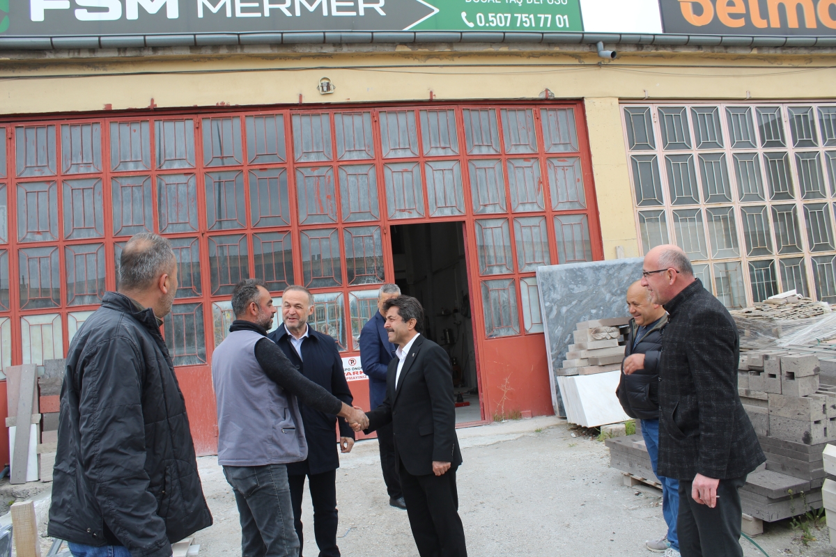 AK Parti Karaman Milletvekili adayı Osman Sağlam çalışmayan aracı ittirdi