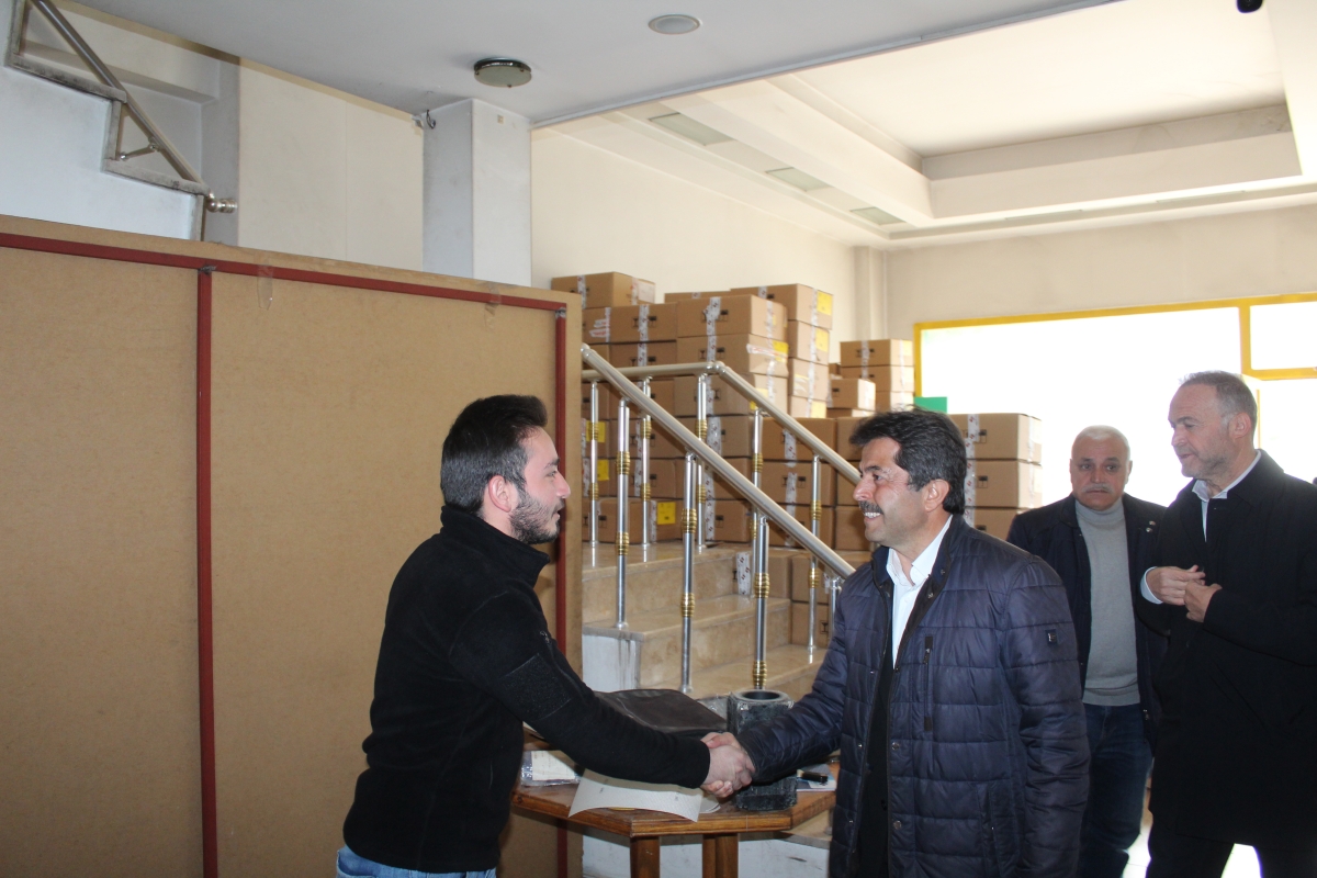 AK Parti Karaman Milletvekili adayı Osman Sağlam çalışmayan aracı ittirdi
