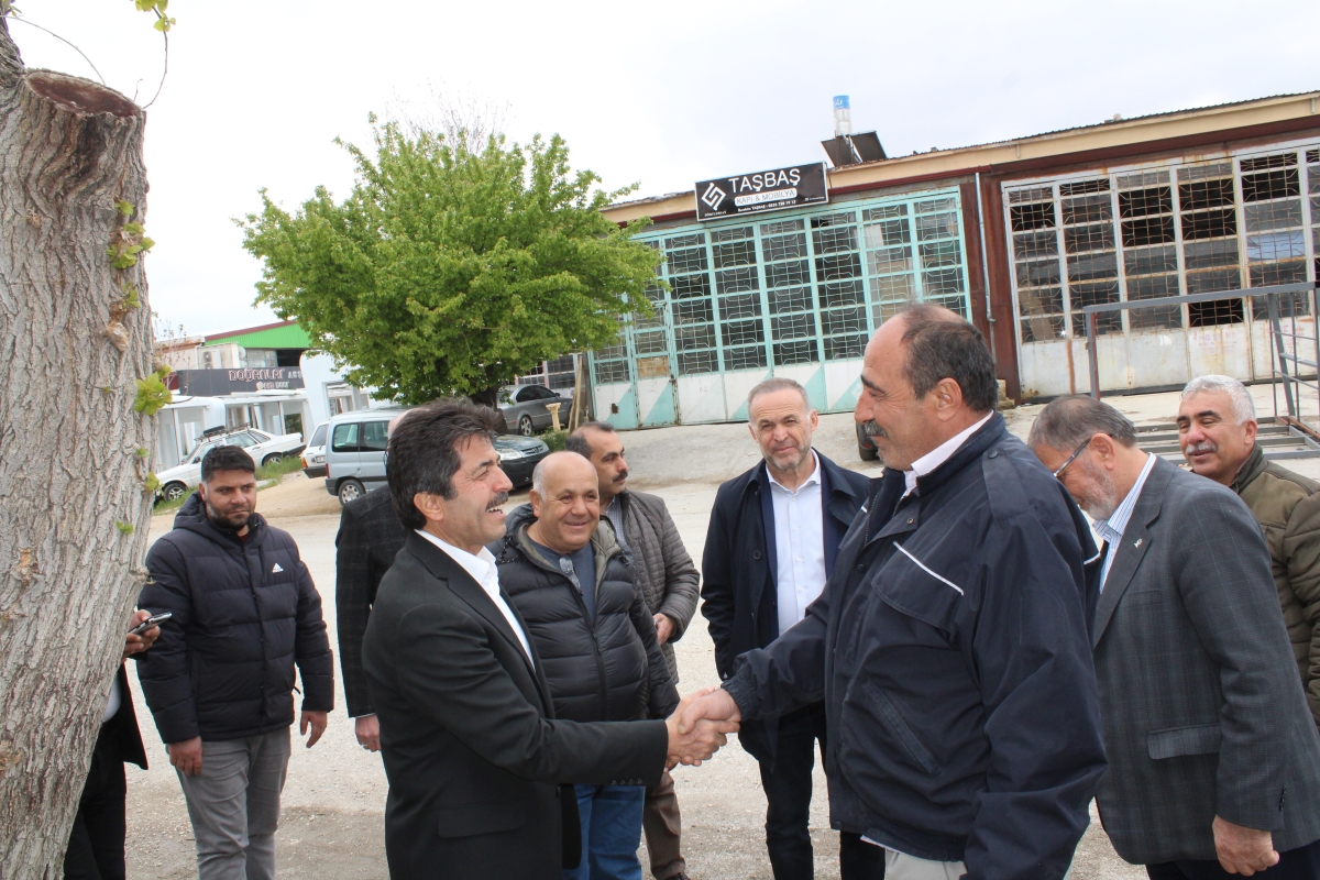 AK Parti Karaman Milletvekili adayı Osman Sağlam çalışmayan aracı ittirdi