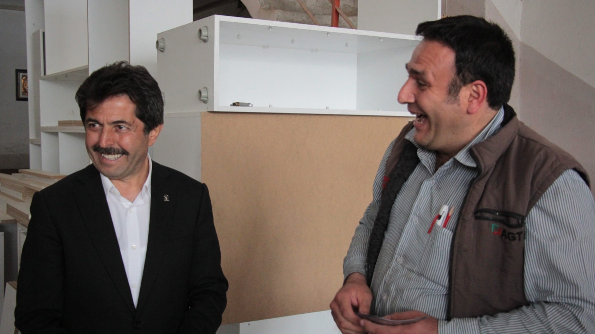 AK Parti Karaman Milletvekili adayı Osman Sağlam çalışmayan aracı ittirdi